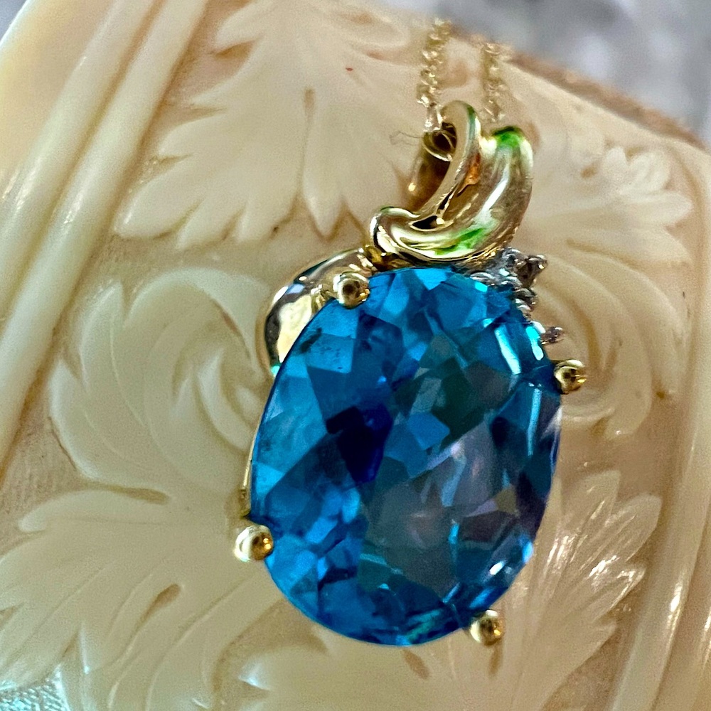 Vintage Solid 10K Gold Swiss Blue Topaz & Diamond Pendant on 18 inch 10K Chain - Picture 8 of 17